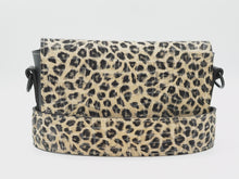 Videó betöltése és lejátszása a galériamegjelenítőben: Bőr crossbody táska
