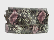 Videó betöltése és lejátszása a galériamegjelenítőben: Bőr crossbody táska
