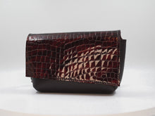 Videó betöltése és lejátszása a galériamegjelenítőben: Bőr övtáska
