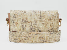 Videó betöltése és lejátszása a galériamegjelenítőben: Bőr crossbody táska
