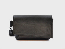 Videó betöltése és lejátszása a galériamegjelenítőben: Bőr övtáska
