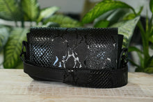 Încărcați imaginea în vizualizatorul Galeriei, CrossBody
