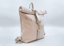Load image into Gallery viewer, Rucsac bej din piele, tip roll-top, pe fundal alb.

