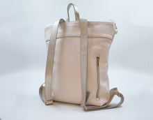Load image into Gallery viewer, Rucsac alb din piele naturală, cu bretele aurii, pe fundal gri deschis.

