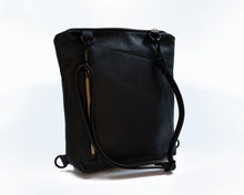 Kép betöltése a galériamegjelenítőbe: Rucsac negru din piele
