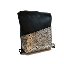 Kép betöltése a galériamegjelenítőbe: Rucsac din piele cu buzunar frontal auriu.

