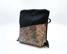 Kép betöltése a galériamegjelenítőbe: Rucsac negru din piele naturala pentru femei, văzut din față, cu buzunar frontal.

