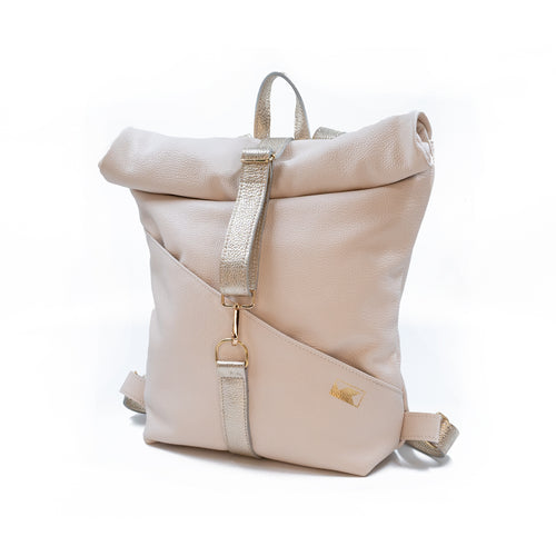 Rucsac alb din piele, cu bretea aurie, pe fundal alb.
